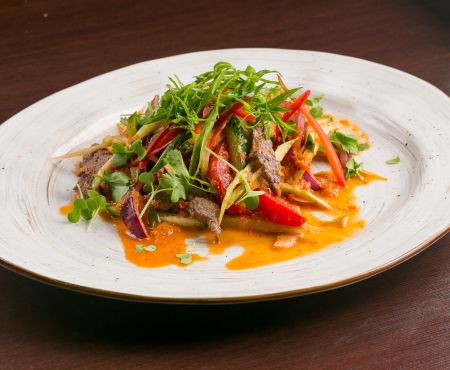 Азиатский салат из говядины и свежих овощей