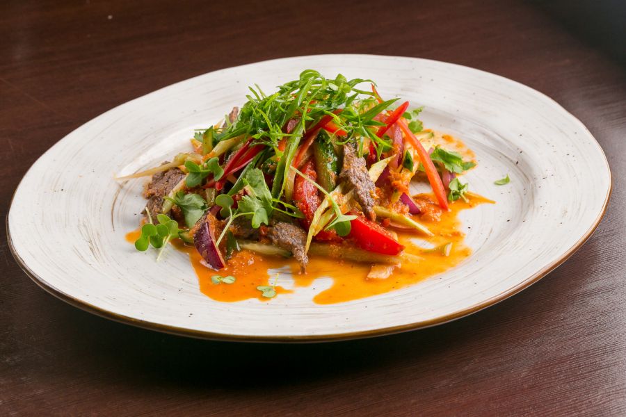 Азиатский салат из говядины и свежих овощей